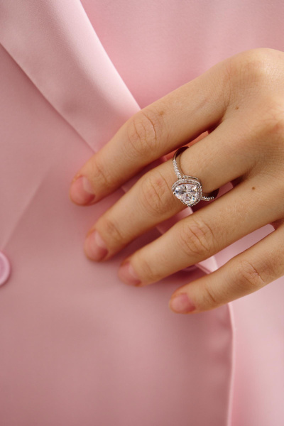 Кольцо с камнем в виде сердца и стразами (серебро-белый)